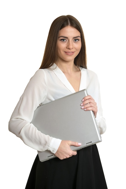 Hermosa mujer con laptop sobre fondo blanco.