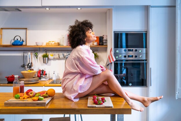 Foto hermosa mujer latina en casa