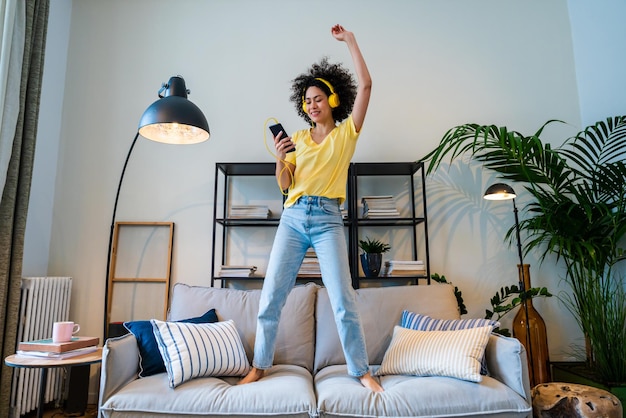 Hermosa mujer latina en casa