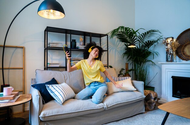 Hermosa mujer latina en casa