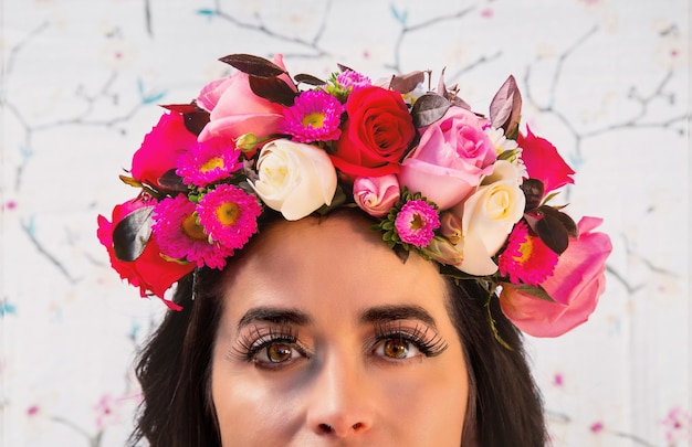 Hermosa mujer latina con flores