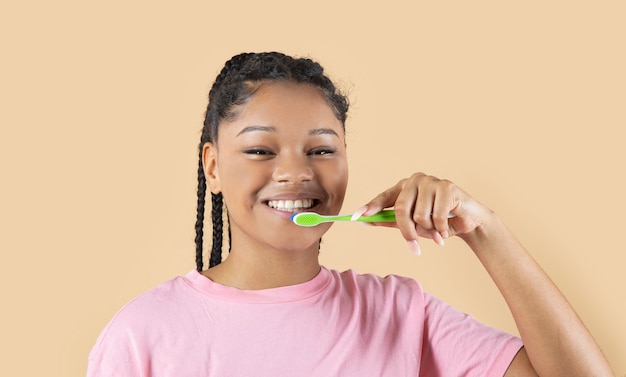 Foto hermosa mujer latina hispana, con sonrisa y cepillo de dientes, sonrisa perfecta