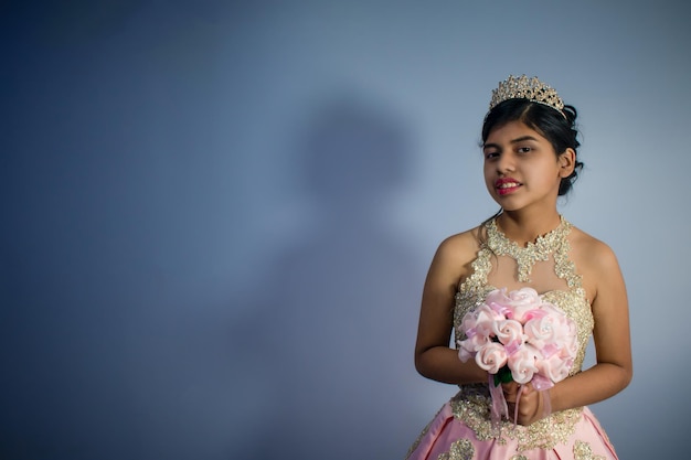 Hermosa mujer latina vestida - traje de princesa rosa. desenfoque de fondo con espacio para texto