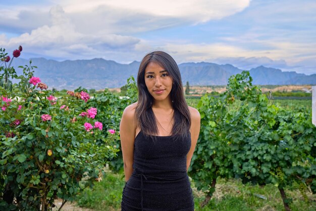 hermosa mujer latina en vestido negro posando en el campo en América Latina