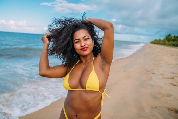 Hermosa mujer latinoamericana en bikini en la playa