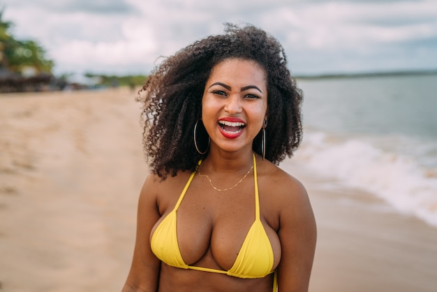 Hermosa mujer latinoamericana en bikini en la playa