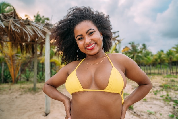 Hermosa mujer latinoamericana en bikini en la playa