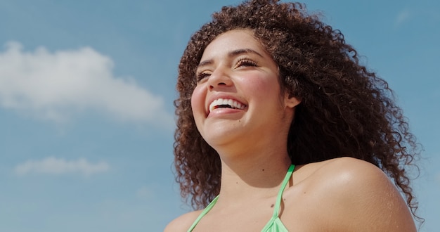 Hermosa mujer latinoamericana en bikini en la playa