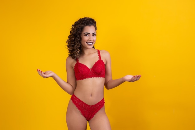 Hermosa mujer en lencería roja sexy con espacio para texto.