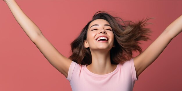 Foto hermosa mujer levantando la mano con fondo de color