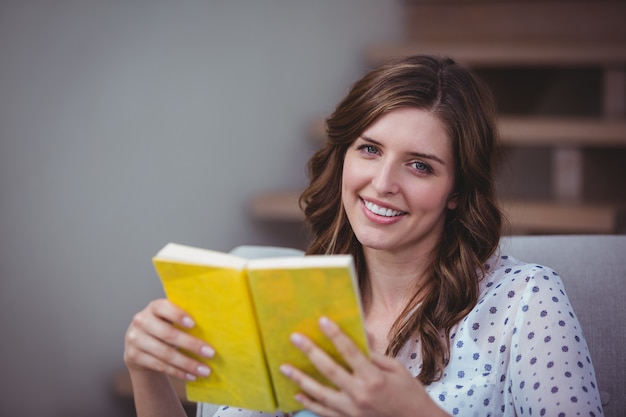 Hermosa mujer leyendo un libro