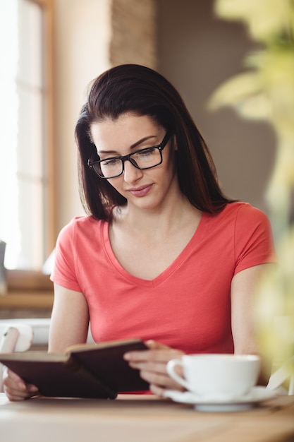 Foto hermosa mujer leyendo un libro