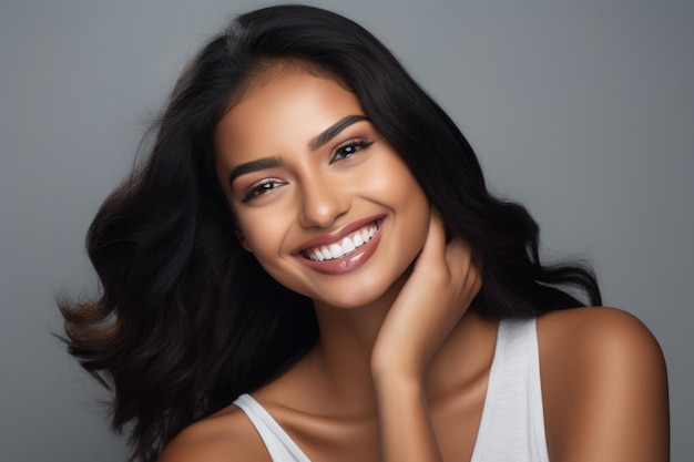 Hermosa mujer linda con una hermosa sonrisa Anuncio de dientes blancos para un producto de sonrisa perfecta