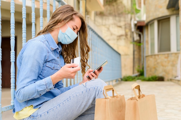 Foto hermosa mujer lista para comprar en línea