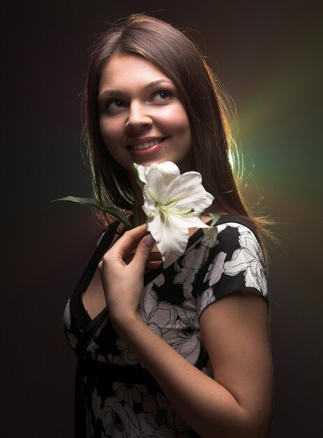 Hermosa mujer con madonna lily