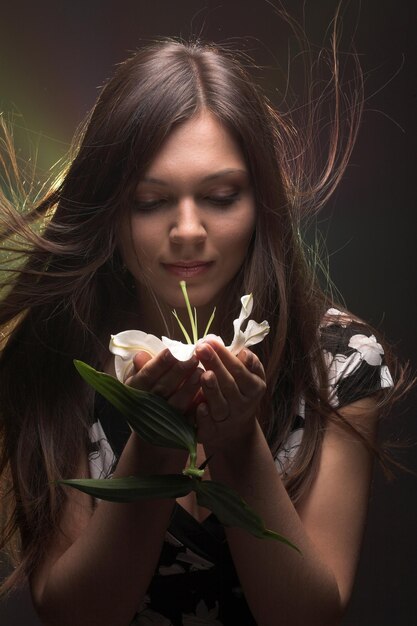 Hermosa mujer con madonna lily