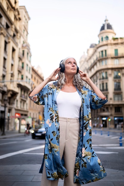 Hermosa mujer madura pasar tiempo en la ciudad