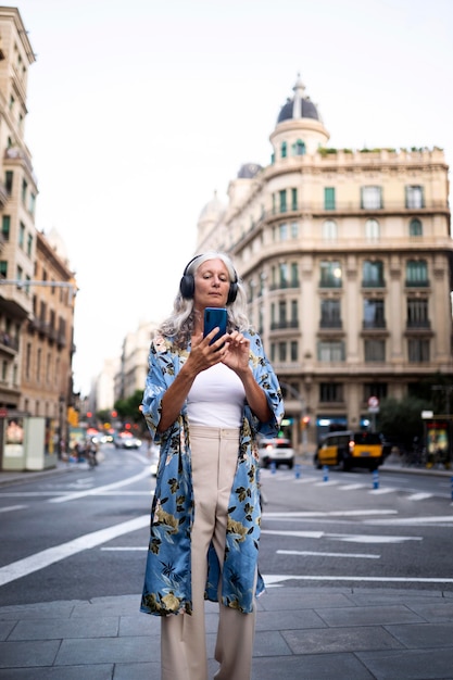 Hermosa mujer madura pasar tiempo en la ciudad