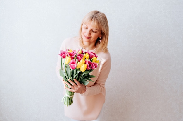 Hermosa mujer madura con tulipanes