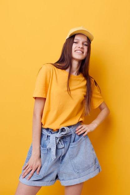 Foto hermosa mujer mano gesto emociones verano estilo aislado fondo