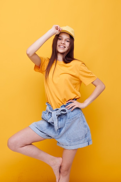 Hermosa mujer mano gesto emociones verano estilo fondo amarillo