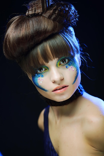 Hermosa mujer con maquillaje colorido y elegante