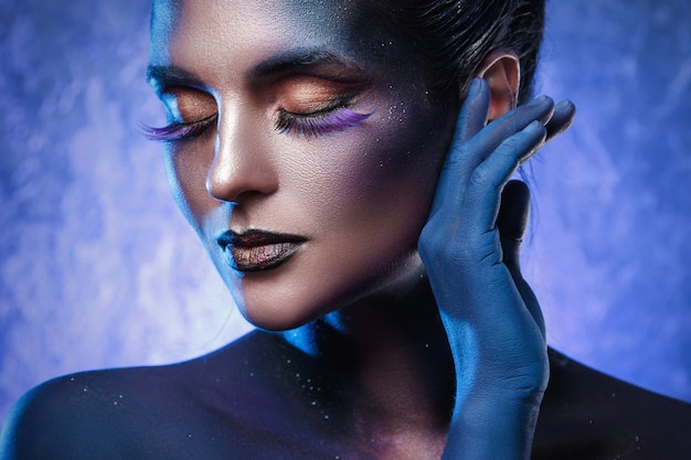 Foto hermosa mujer con un maquillaje creativo y arte corporal