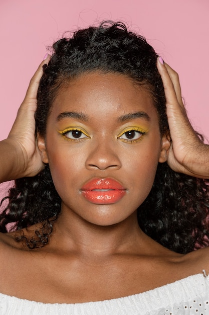 Hermosa mujer con maquillaje de euforia