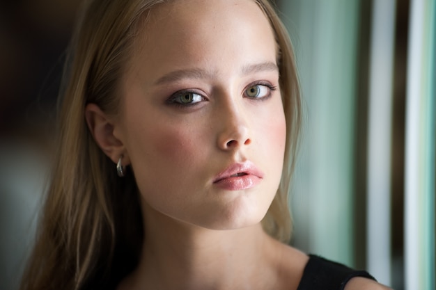 Hermosa mujer con maquillaje en el interior