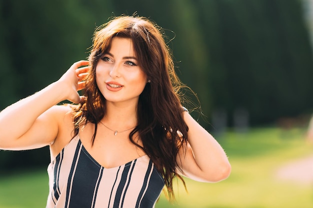 Hermosa mujer con maquillaje mirando a la cámara de cerca