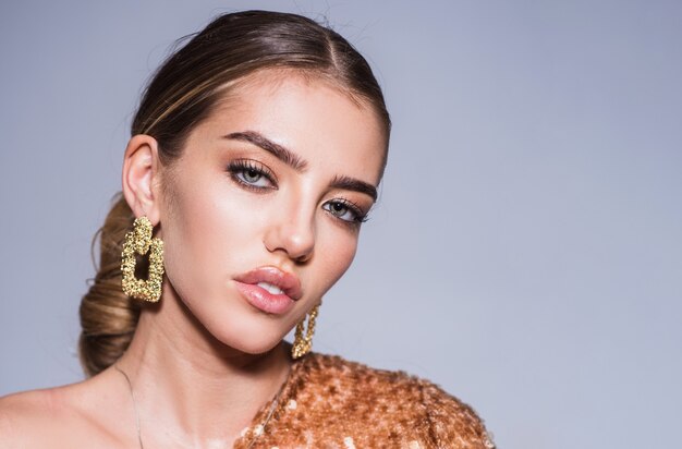 Hermosa mujer con maquillaje de moda. Chica de belleza con joyas. Accesorios con estilo.