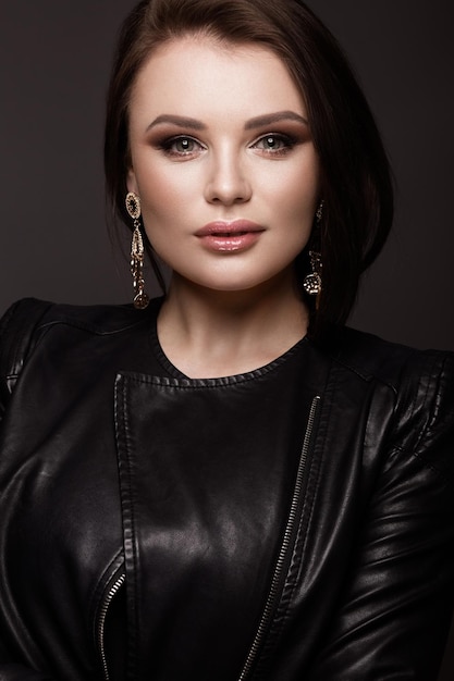 Hermosa mujer con maquillaje de noche y cabello largo y liso Ojos ahumados Fotografía de moda