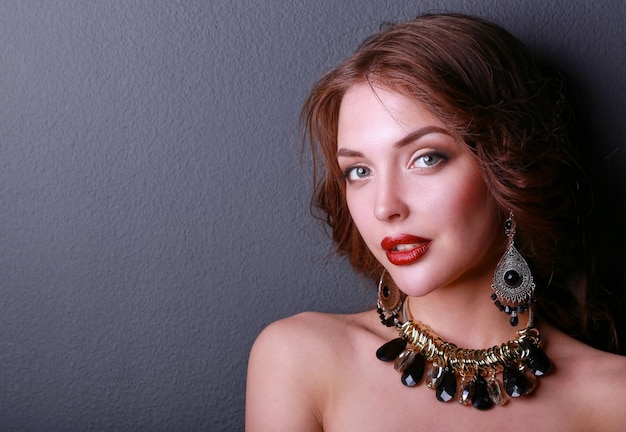 Hermosa mujer con maquillaje de noche en vestido negro