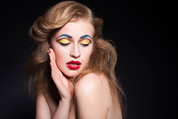 Hermosa mujer con maquillaje pop-art