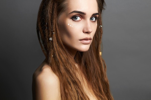 Hermosa mujer con maquillaje y rastas