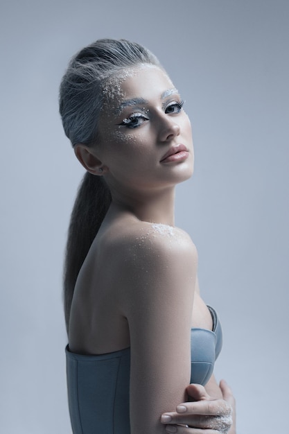 hermosa mujer con maquillaje de reina de invierno, belleza congelada