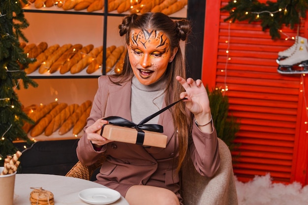 Hermosa mujer con maquillaje de tigre Concepto de año nuevo Símbolo del año