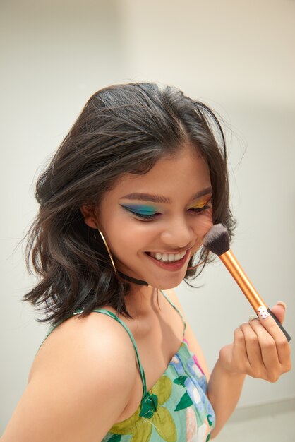 Hermosa mujer con maquillaje de vacaciones de cerca