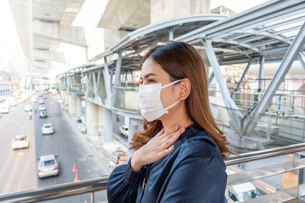 Hermosa mujer con máscara antipolvo protege la contaminación del aire y el coronavirus