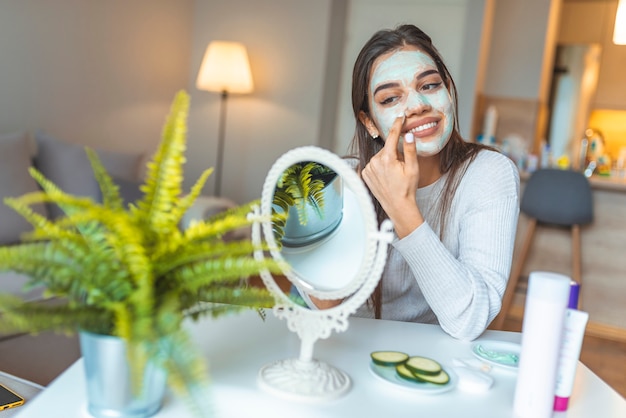 Hermosa mujer con máscara facial spa.