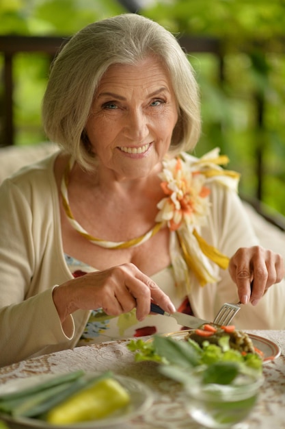 Foto hermosa mujer mayor comiendo