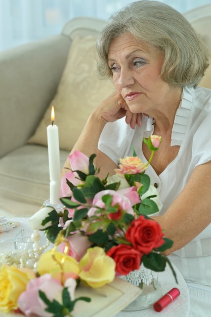 Hermosa mujer mayor llorando en la habitación