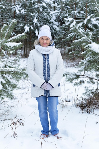 Hermosa mujer mayor, posando al aire libre en invierno