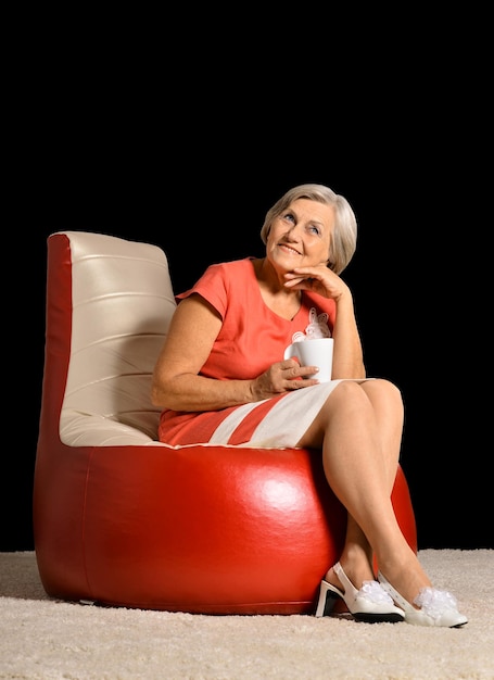 Hermosa mujer mayor con taza de café