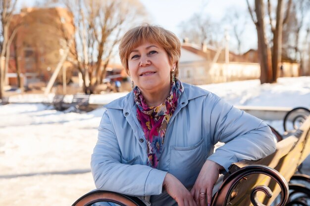 Hermosa mujer de mediana edad bien arreglada en el parque de primavera