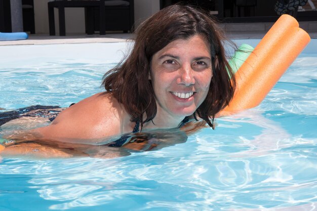 Hermosa mujer de mediana edad en la piscina