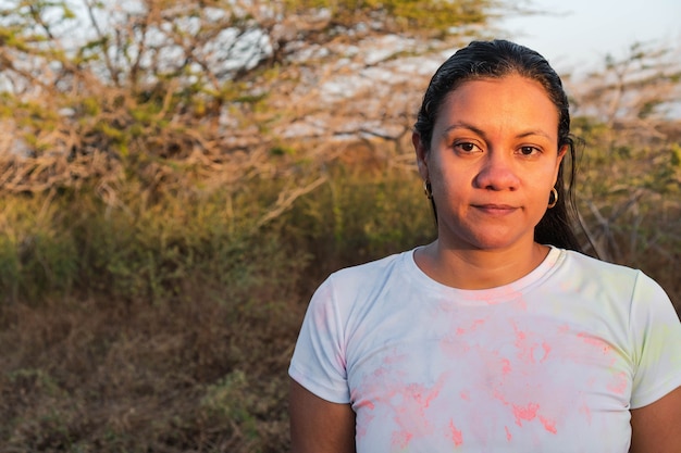 Hermosa mujer de mediana edad seria en el campo