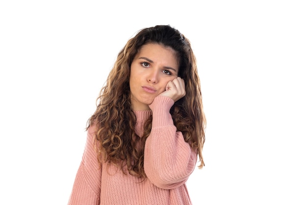 Hermosa mujer de mediana edad con suéter de lana rosa aislado en una pared blanca