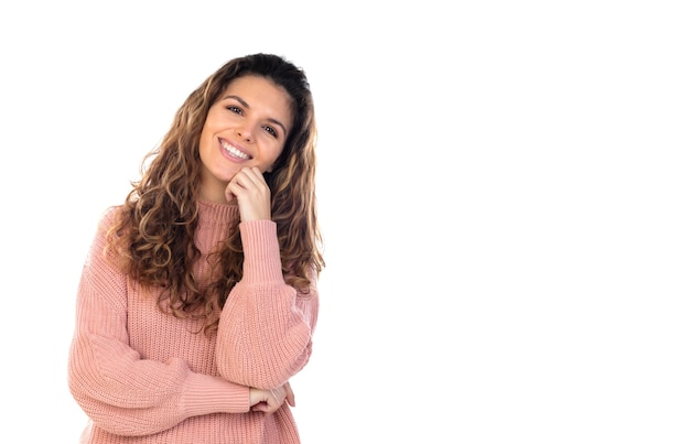 Hermosa mujer de mediana edad con suéter de lana rosa aislado en una pared blanca