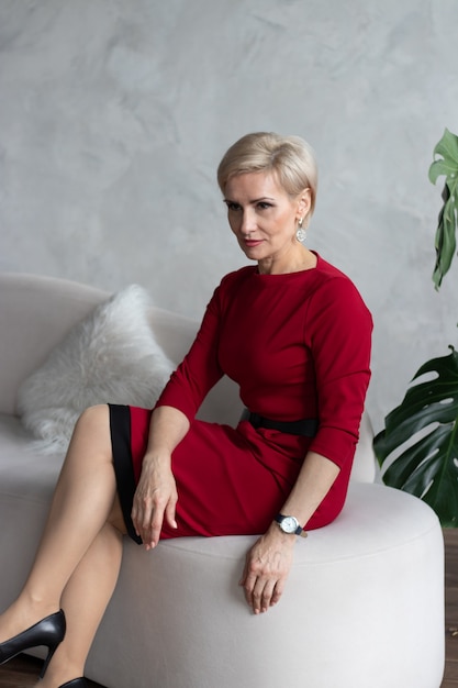 Foto hermosa mujer de mediana edad en vestido rojo retrato